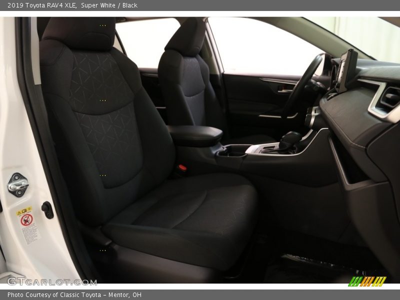 Super White / Black 2019 Toyota RAV4 XLE