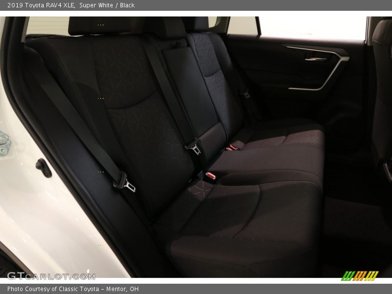 Super White / Black 2019 Toyota RAV4 XLE