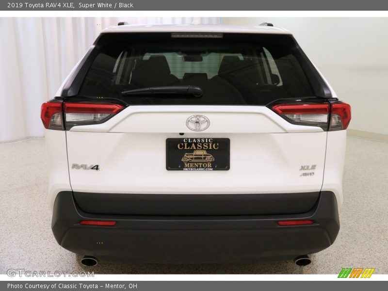 Super White / Black 2019 Toyota RAV4 XLE