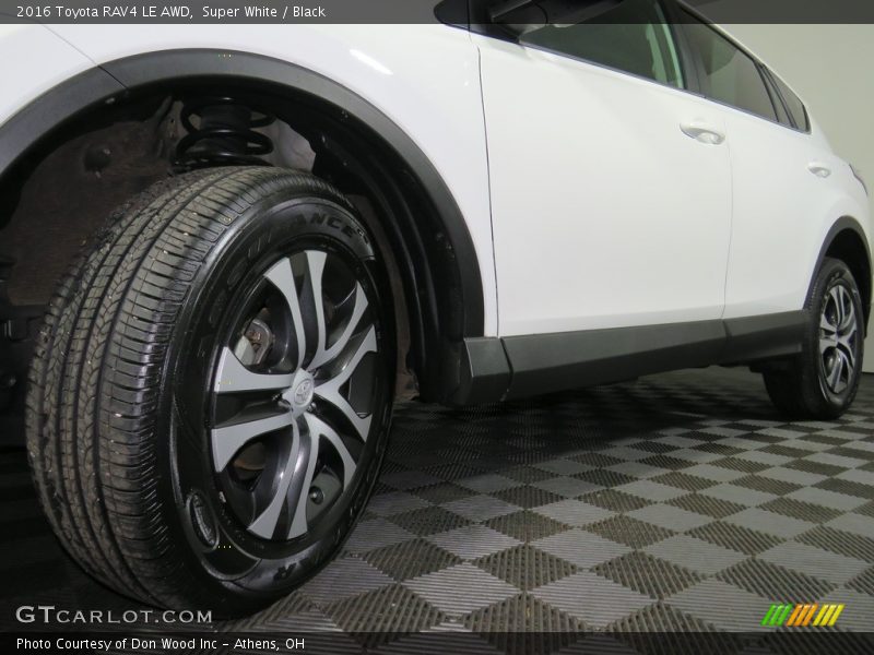 Super White / Black 2016 Toyota RAV4 LE AWD