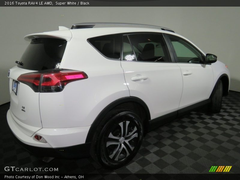 Super White / Black 2016 Toyota RAV4 LE AWD