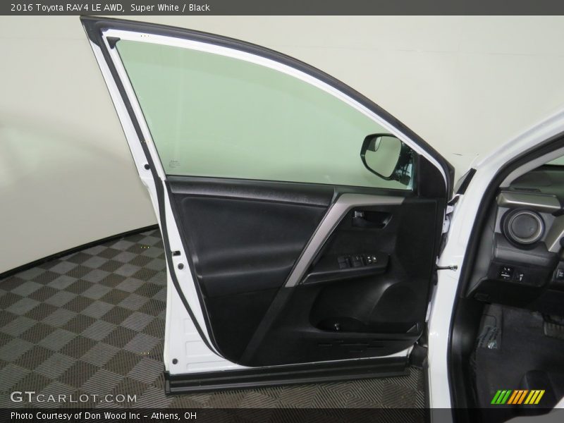 Super White / Black 2016 Toyota RAV4 LE AWD