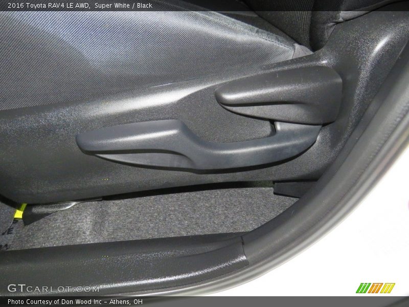 Super White / Black 2016 Toyota RAV4 LE AWD