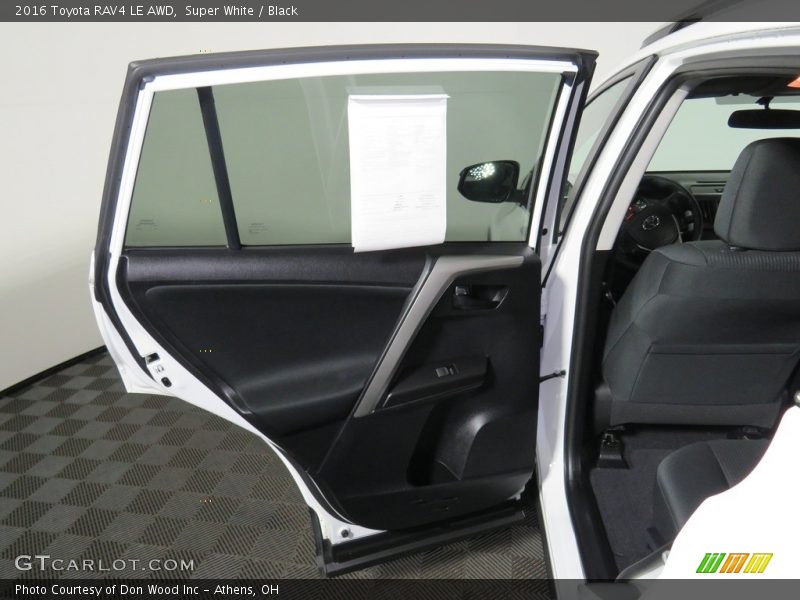 Super White / Black 2016 Toyota RAV4 LE AWD