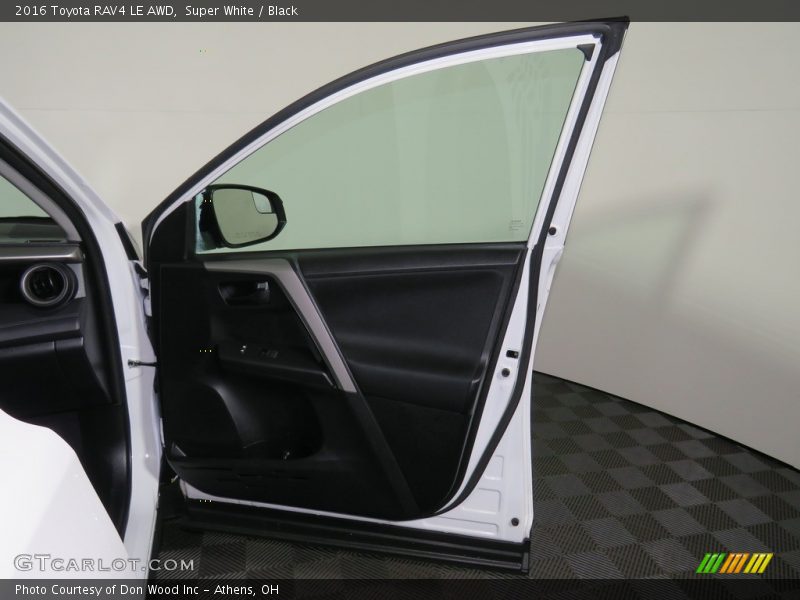 Super White / Black 2016 Toyota RAV4 LE AWD