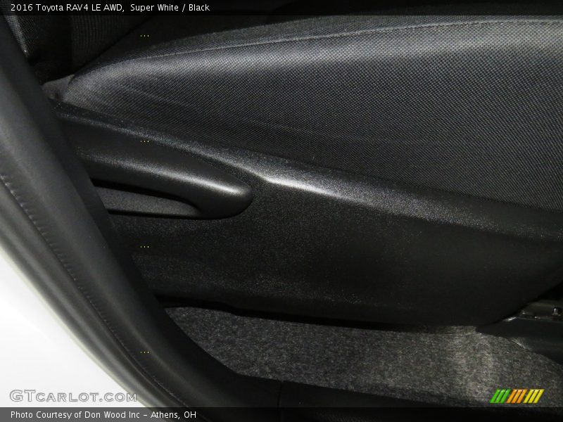Super White / Black 2016 Toyota RAV4 LE AWD