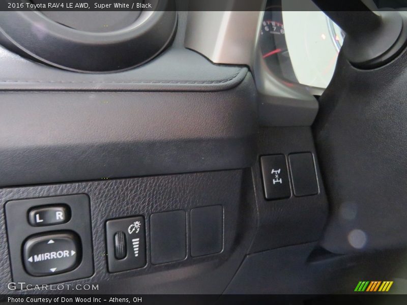 Super White / Black 2016 Toyota RAV4 LE AWD