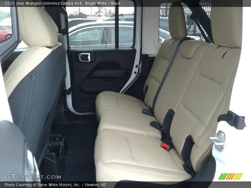 Bright White / Black 2020 Jeep Wrangler Unlimited Sahara 4x4