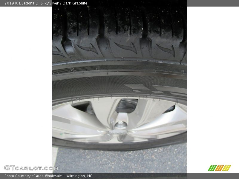 Silky Silver / Dark Graphite 2019 Kia Sedona L