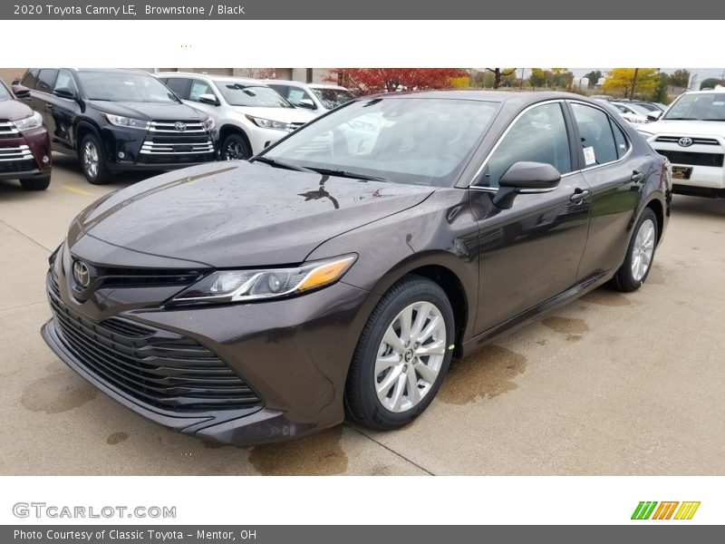 Front 3/4 View of 2020 Camry LE