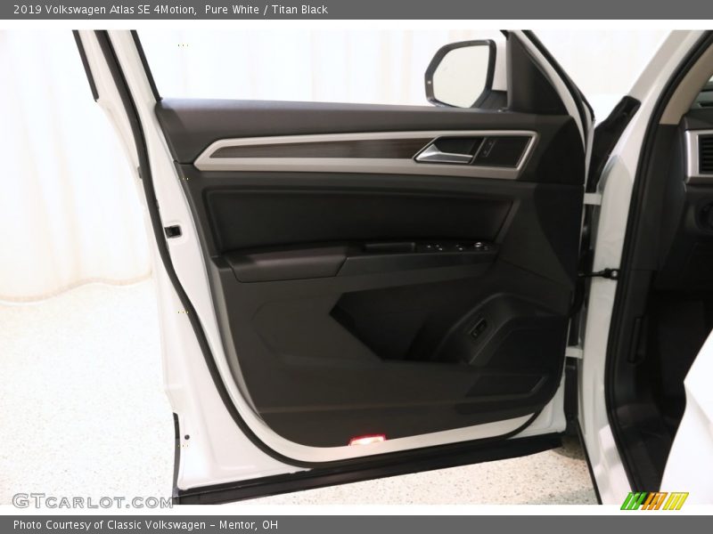 Pure White / Titan Black 2019 Volkswagen Atlas SE 4Motion