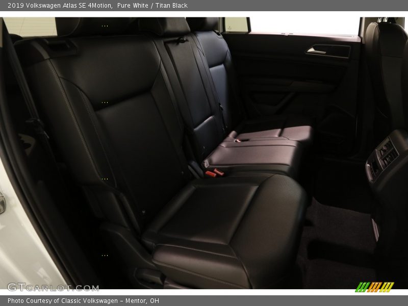 Pure White / Titan Black 2019 Volkswagen Atlas SE 4Motion
