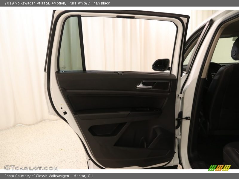 Pure White / Titan Black 2019 Volkswagen Atlas SE 4Motion