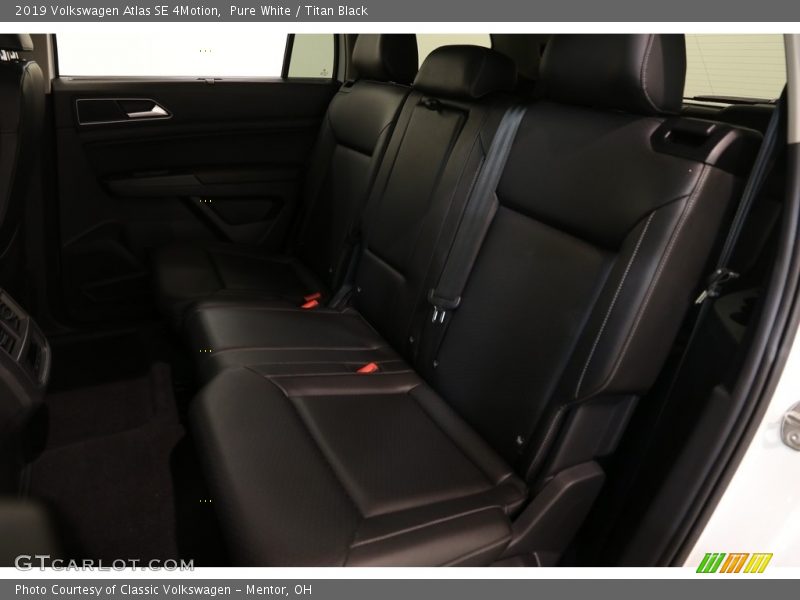 Pure White / Titan Black 2019 Volkswagen Atlas SE 4Motion