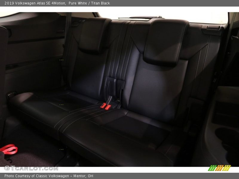 Pure White / Titan Black 2019 Volkswagen Atlas SE 4Motion