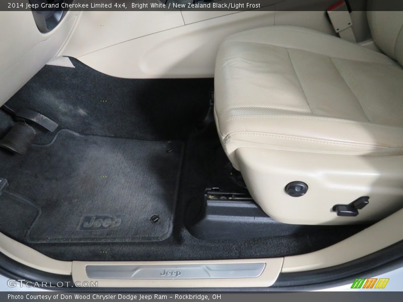 Bright White / New Zealand Black/Light Frost 2014 Jeep Grand Cherokee Limited 4x4