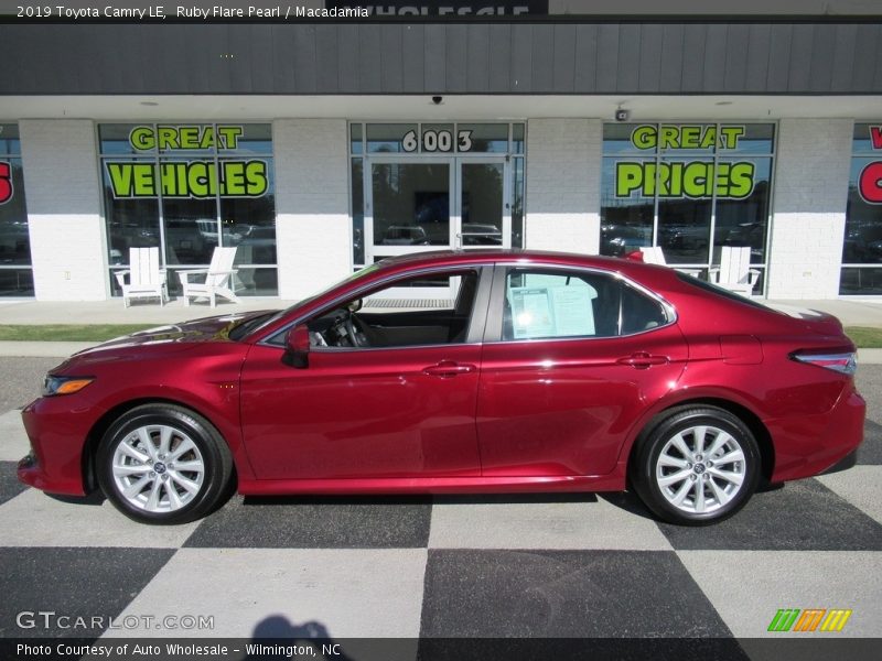 Ruby Flare Pearl / Macadamia 2019 Toyota Camry LE