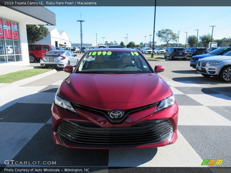 Ruby Flare Pearl / Macadamia 2019 Toyota Camry LE
