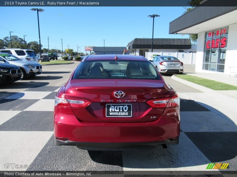 Ruby Flare Pearl / Macadamia 2019 Toyota Camry LE