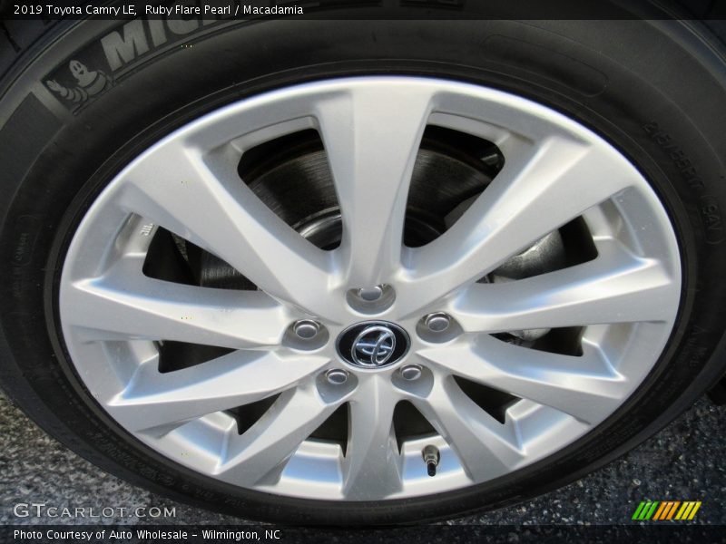 Ruby Flare Pearl / Macadamia 2019 Toyota Camry LE
