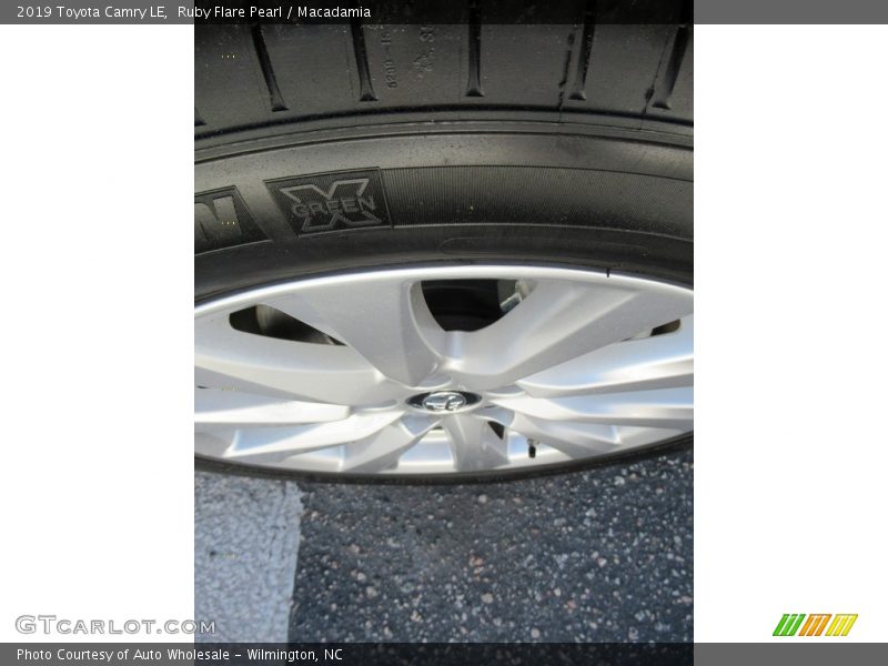 Ruby Flare Pearl / Macadamia 2019 Toyota Camry LE