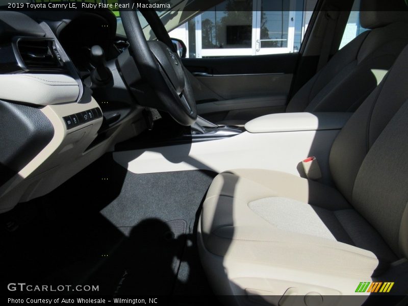 Ruby Flare Pearl / Macadamia 2019 Toyota Camry LE