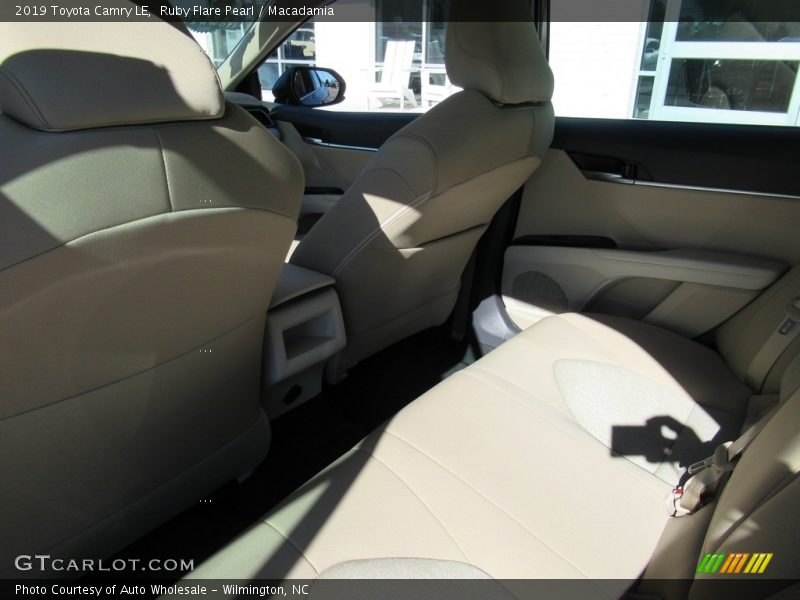 Ruby Flare Pearl / Macadamia 2019 Toyota Camry LE