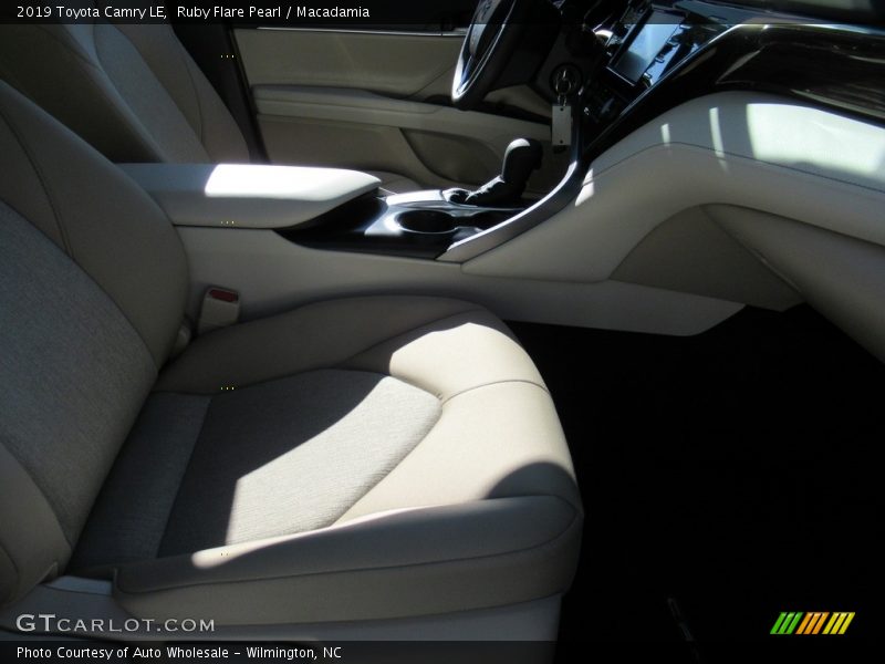 Ruby Flare Pearl / Macadamia 2019 Toyota Camry LE