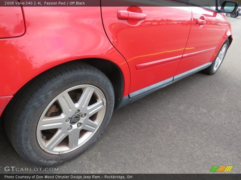 Passion Red / Off Black 2006 Volvo S40 2.4i