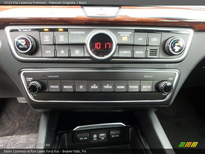 Controls of 2019 Cadenza Premium