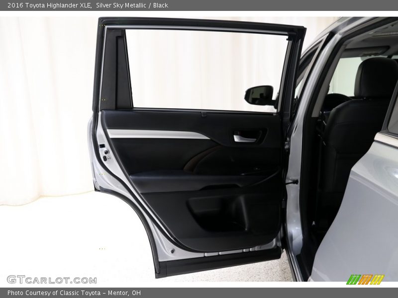 Silver Sky Metallic / Black 2016 Toyota Highlander XLE