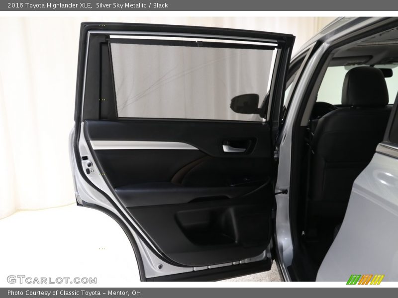 Silver Sky Metallic / Black 2016 Toyota Highlander XLE