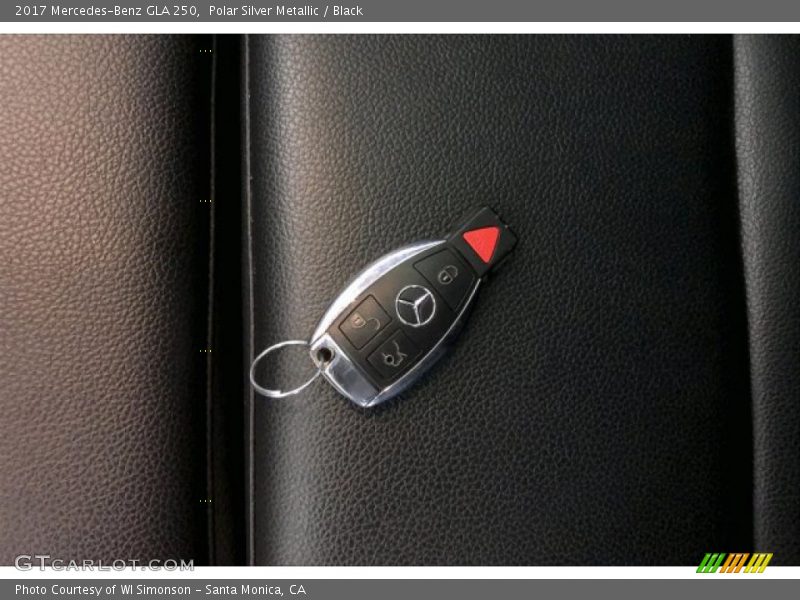 Polar Silver Metallic / Black 2017 Mercedes-Benz GLA 250