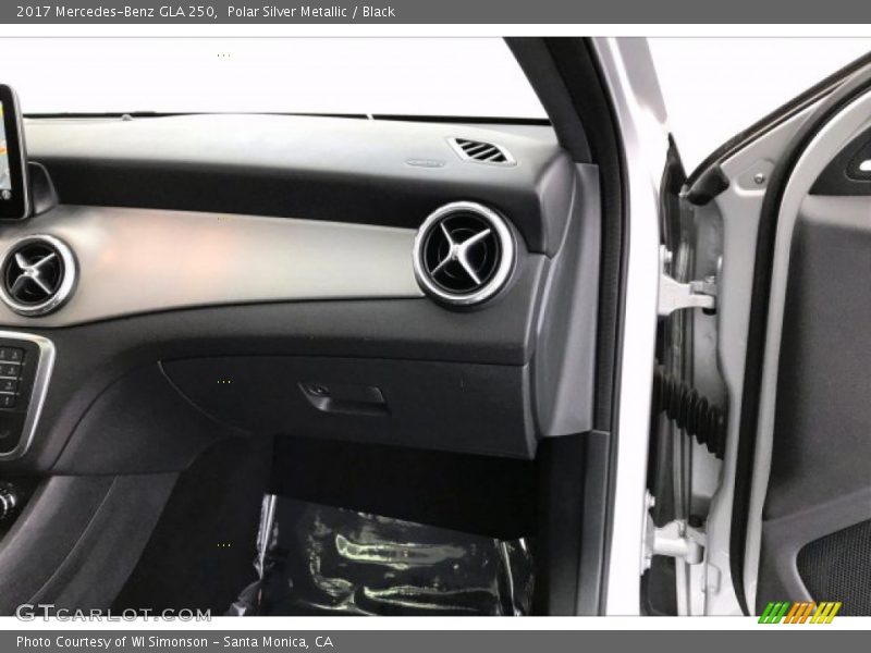 Polar Silver Metallic / Black 2017 Mercedes-Benz GLA 250