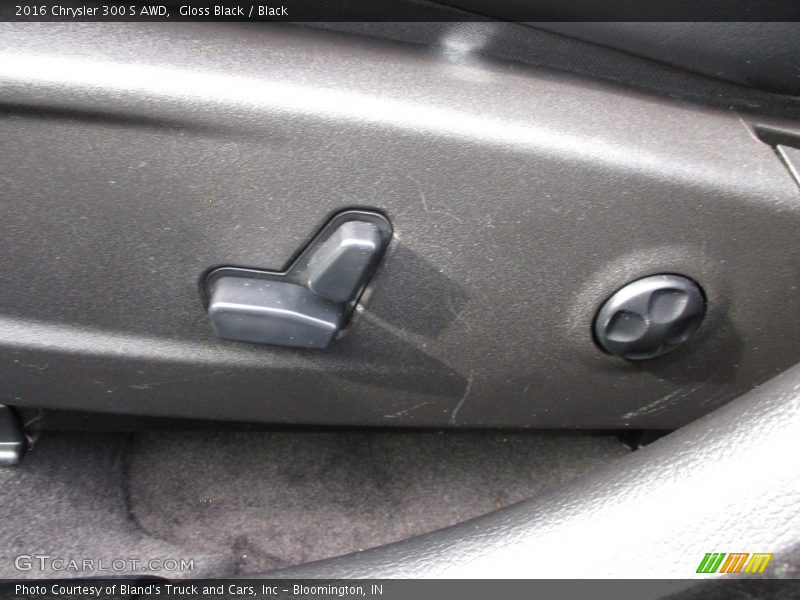 Gloss Black / Black 2016 Chrysler 300 S AWD