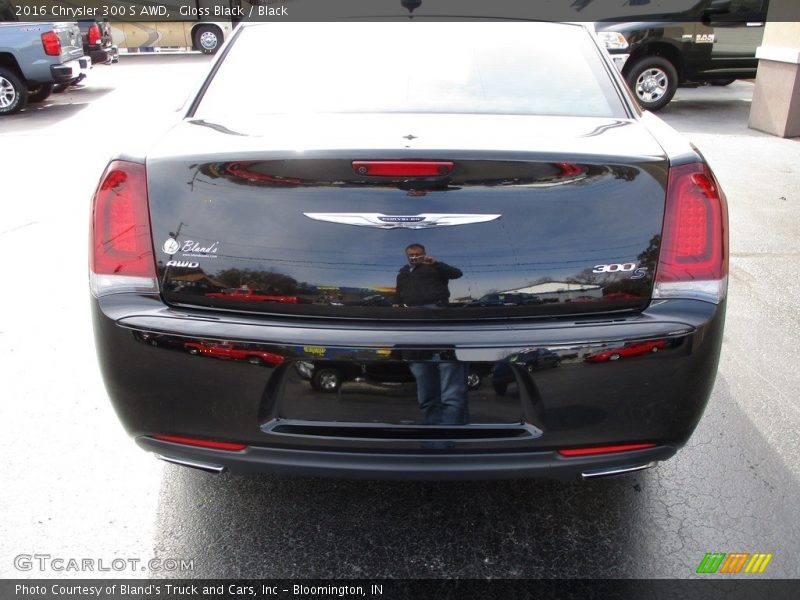 Gloss Black / Black 2016 Chrysler 300 S AWD