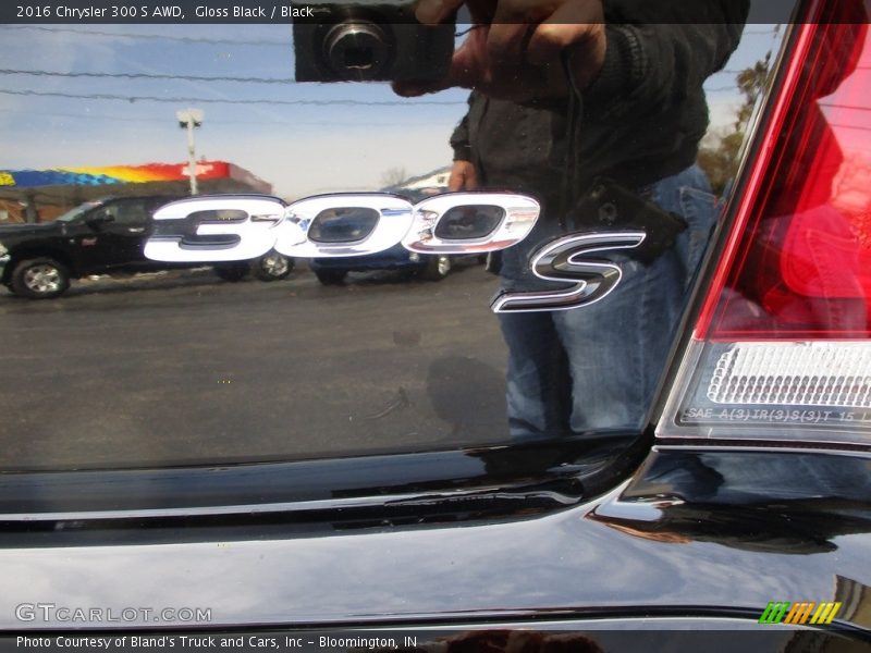 Gloss Black / Black 2016 Chrysler 300 S AWD