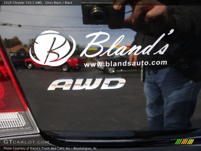 Gloss Black / Black 2016 Chrysler 300 S AWD