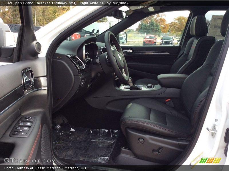 Front Seat of 2020 Grand Cherokee Trailhawk 4x4