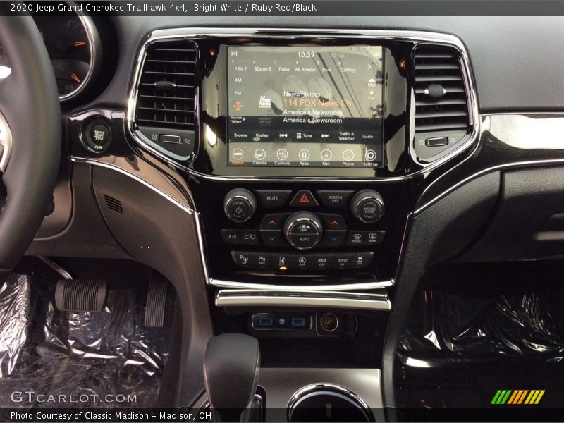Controls of 2020 Grand Cherokee Trailhawk 4x4