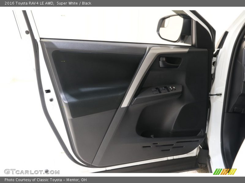Super White / Black 2016 Toyota RAV4 LE AWD
