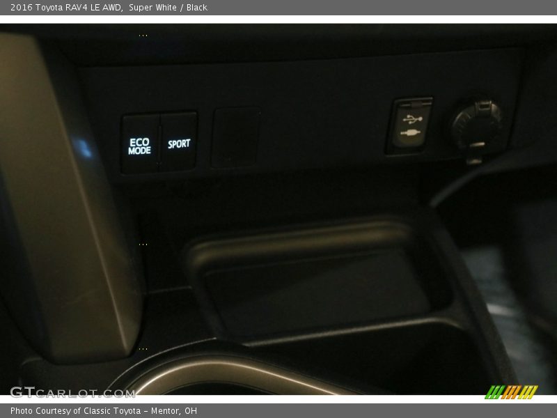 Super White / Black 2016 Toyota RAV4 LE AWD