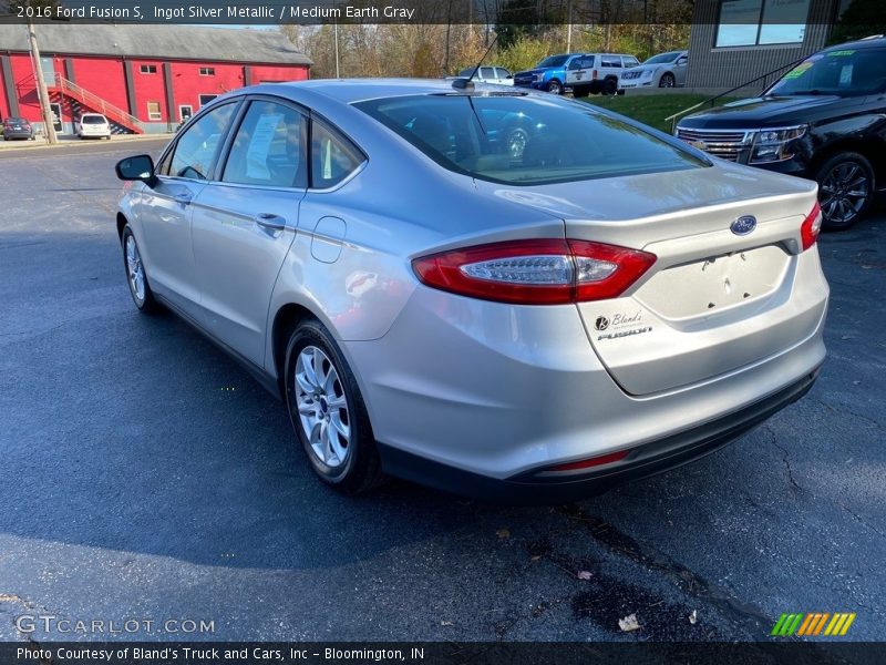 Ingot Silver Metallic / Medium Earth Gray 2016 Ford Fusion S