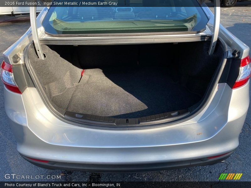Ingot Silver Metallic / Medium Earth Gray 2016 Ford Fusion S