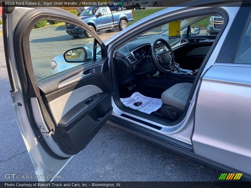 Ingot Silver Metallic / Medium Earth Gray 2016 Ford Fusion S