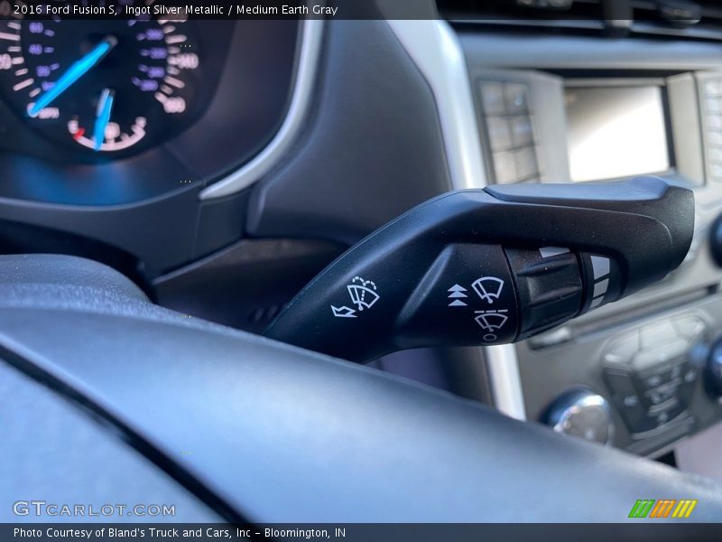 Ingot Silver Metallic / Medium Earth Gray 2016 Ford Fusion S