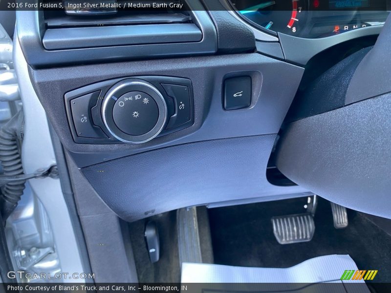 Ingot Silver Metallic / Medium Earth Gray 2016 Ford Fusion S
