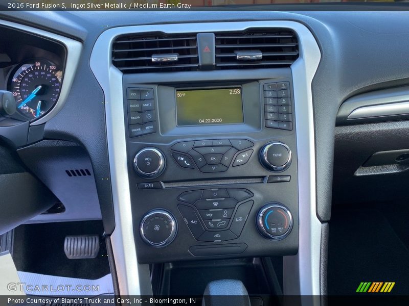 Ingot Silver Metallic / Medium Earth Gray 2016 Ford Fusion S