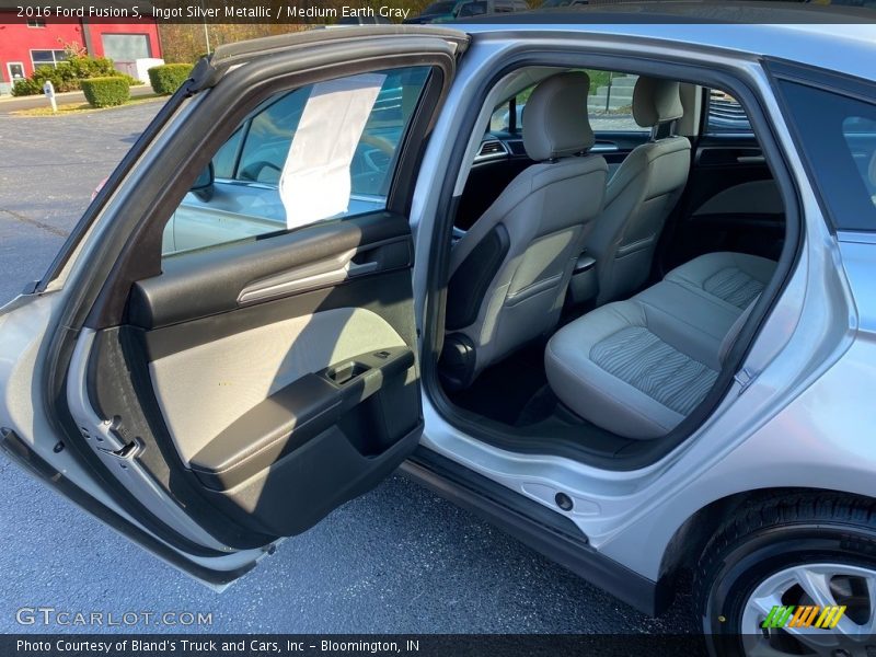 Ingot Silver Metallic / Medium Earth Gray 2016 Ford Fusion S