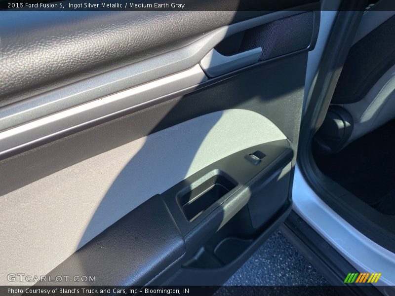 Ingot Silver Metallic / Medium Earth Gray 2016 Ford Fusion S